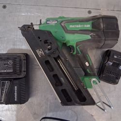 METABO NAIL GUN 2 BATTERIE AND CHARGER