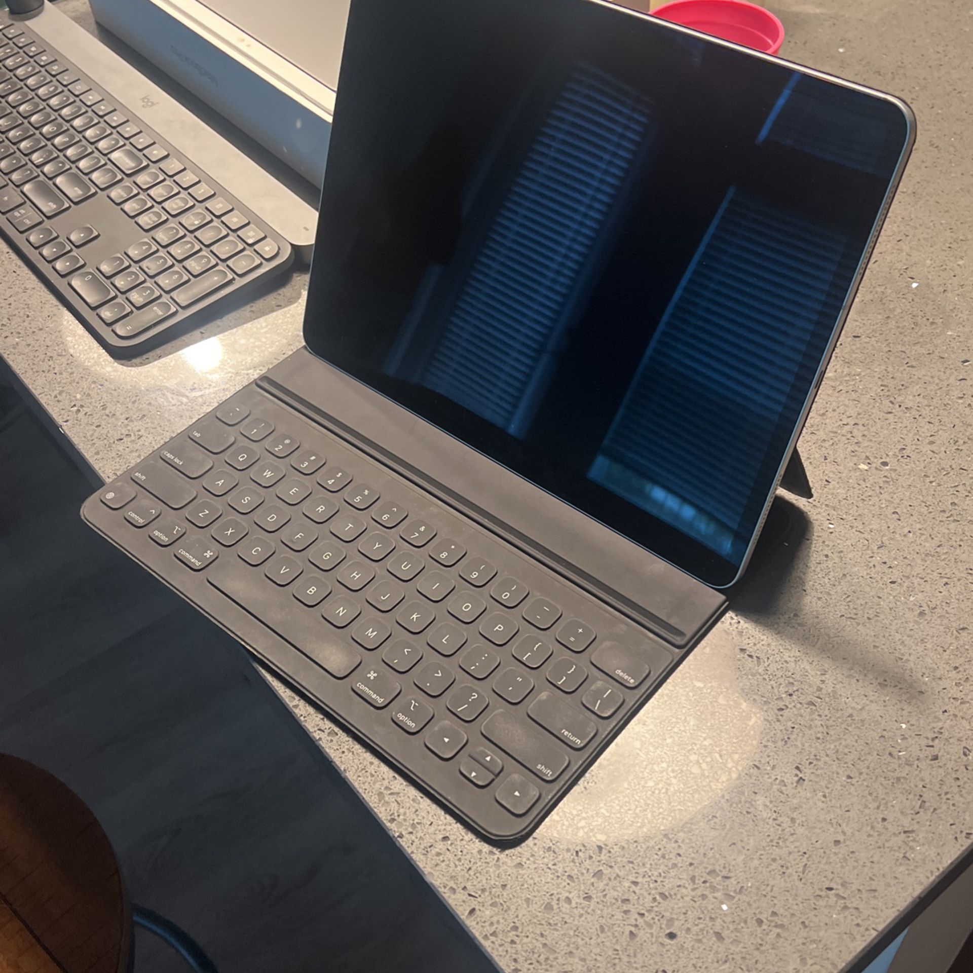 iPad Pro 2019 W/ Keyboard Case