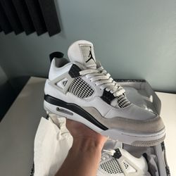 Jordan 4 Military Black Size 9.5