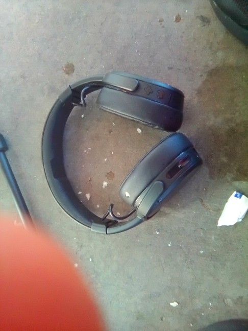 Skullcandy Crusher Wireless Headphones.  BassvFor Days!!!! 50.00