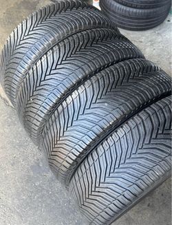 235 55 20 Michelin Vendo este Seth de llantas con 80% de vida las 4