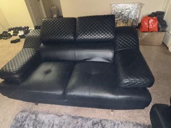 COUCH FOR SALE NEED GONE ASAP !! ACCEPTING ALL OFFERS !!!