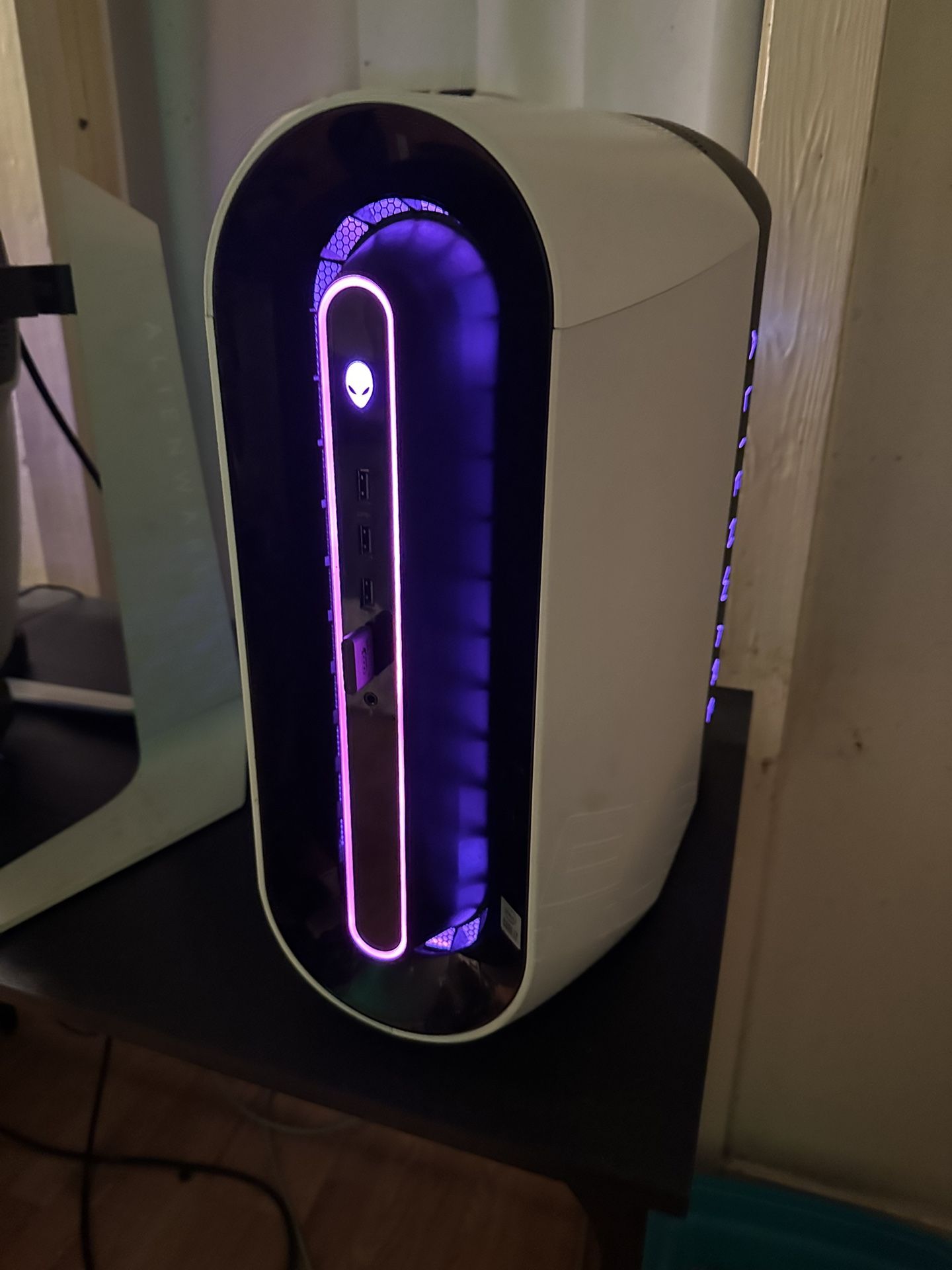 Alienware - Aurora R11 Desktop - Intel Core i7 10700F - 16GB Memory - NVIDIA GeForce RTX 3060 OC - 1TB HDD + 256GB SSD - Lunar Light