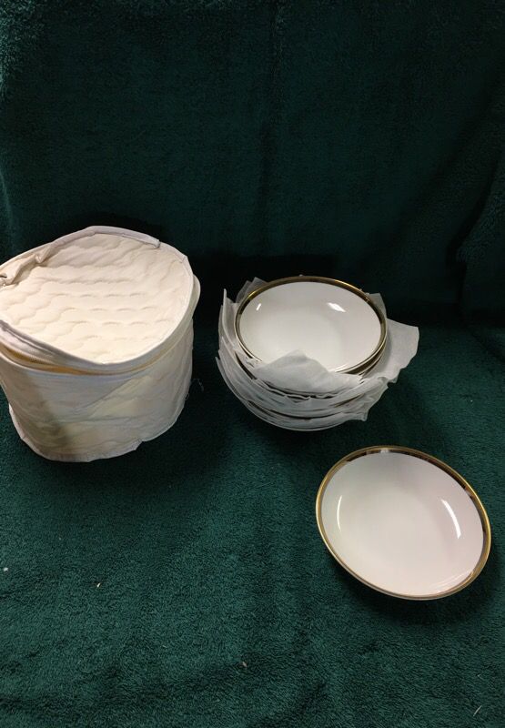 Wentworth fine china set of 12 bowls & quilted storage
