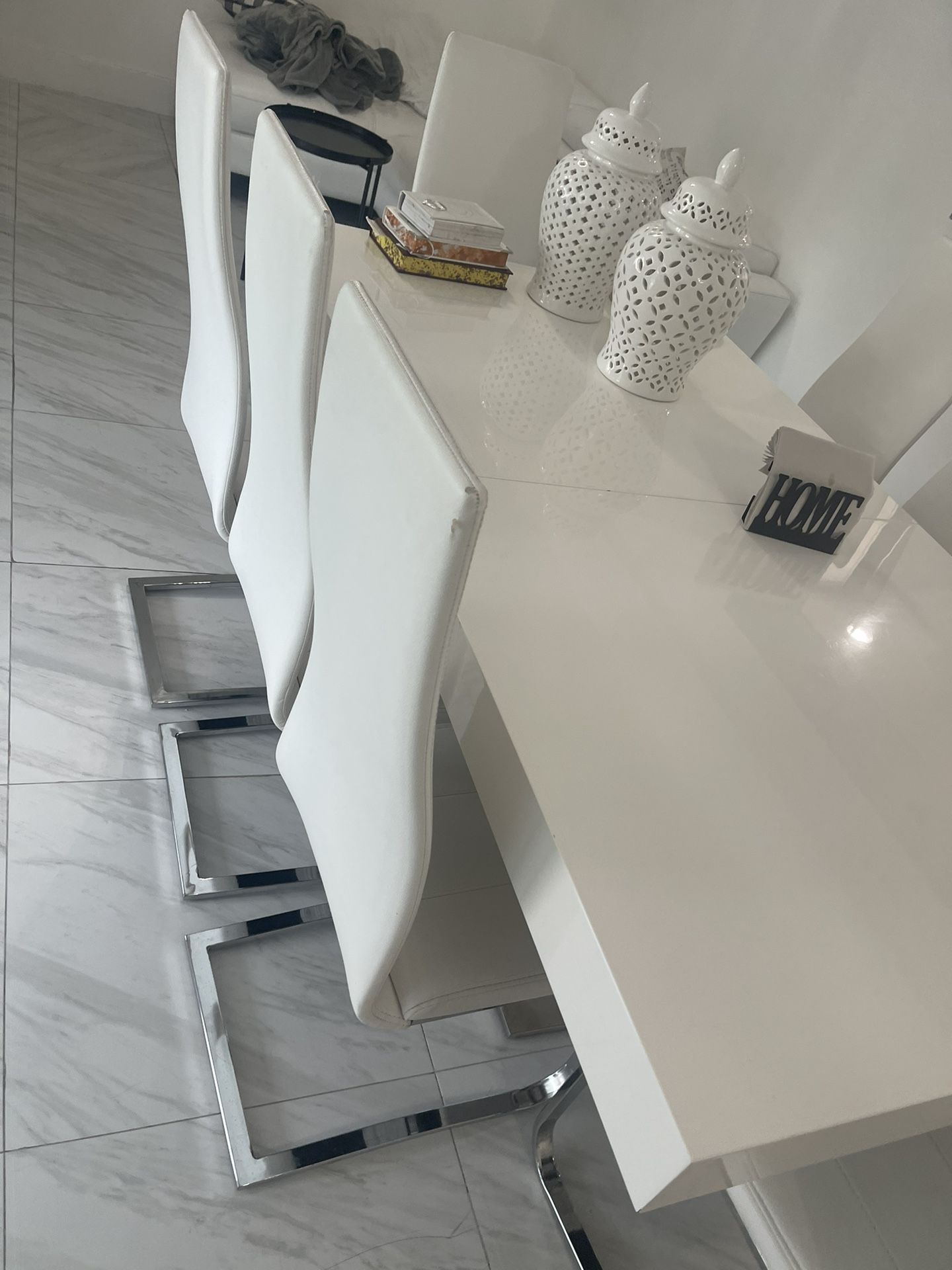 White Modani Dining Table And Chair
