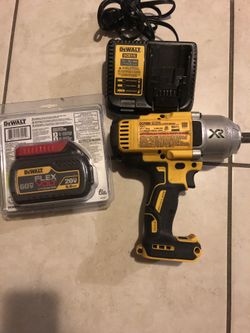 DEWALT USED 4 TIMES GREAT CONDITION AND WORKS WRENCH IMPACT 1/2 INCHES WIDE BATTERY 6.0 FLEX VOLT AND CHARGER