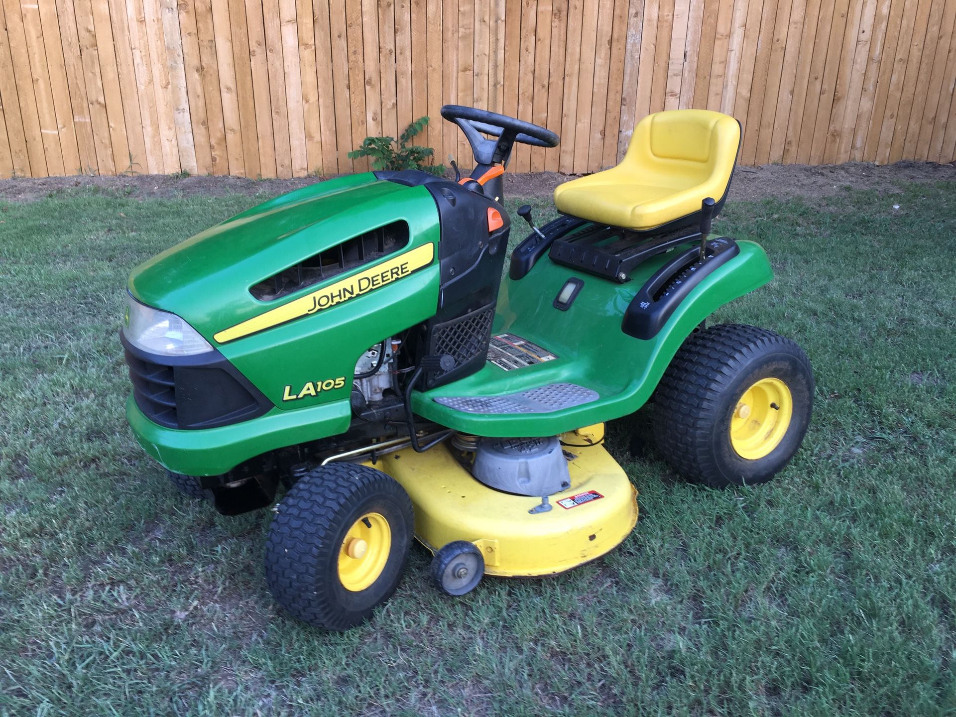 John Deere LA105 19.5 HP 42” deck