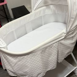 Delta Children Deluxe Soothing Dreams Bassinet, Grey Lattice