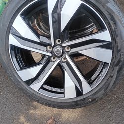 ONLY 3 RIMS  2023/2025 VOLVO XC 40 ON 245/45/20 PIRELLIS 