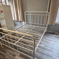 Full Size Metal Bed Frame $40 Good condition 