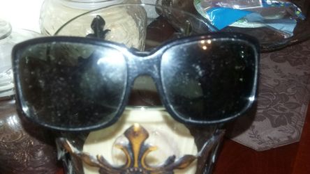Kate spade sunglasses good conditions no scratches.$65.00 o.b.o