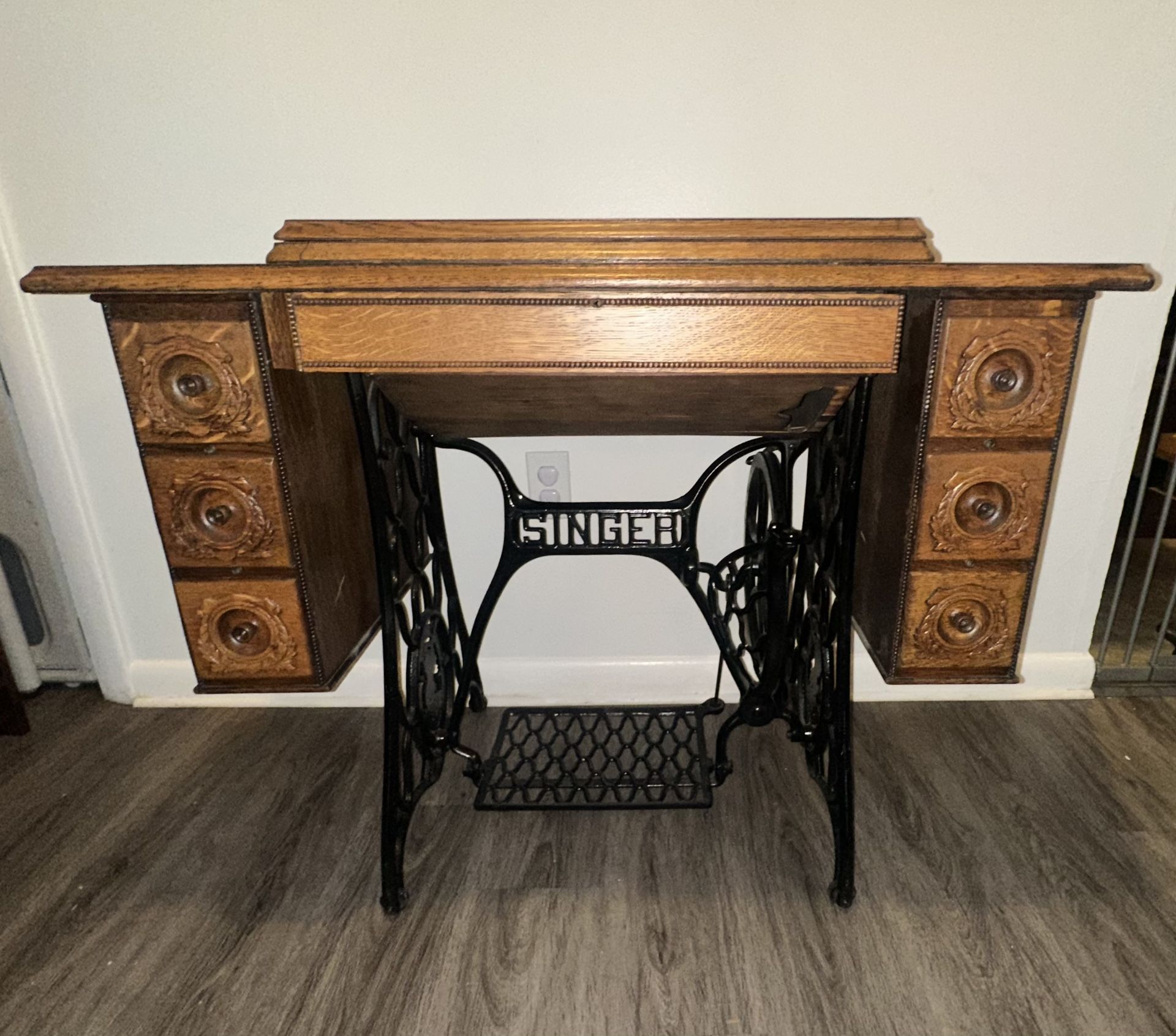 1930’s Antique Vintage Treadle Singer Sewing Machine Table