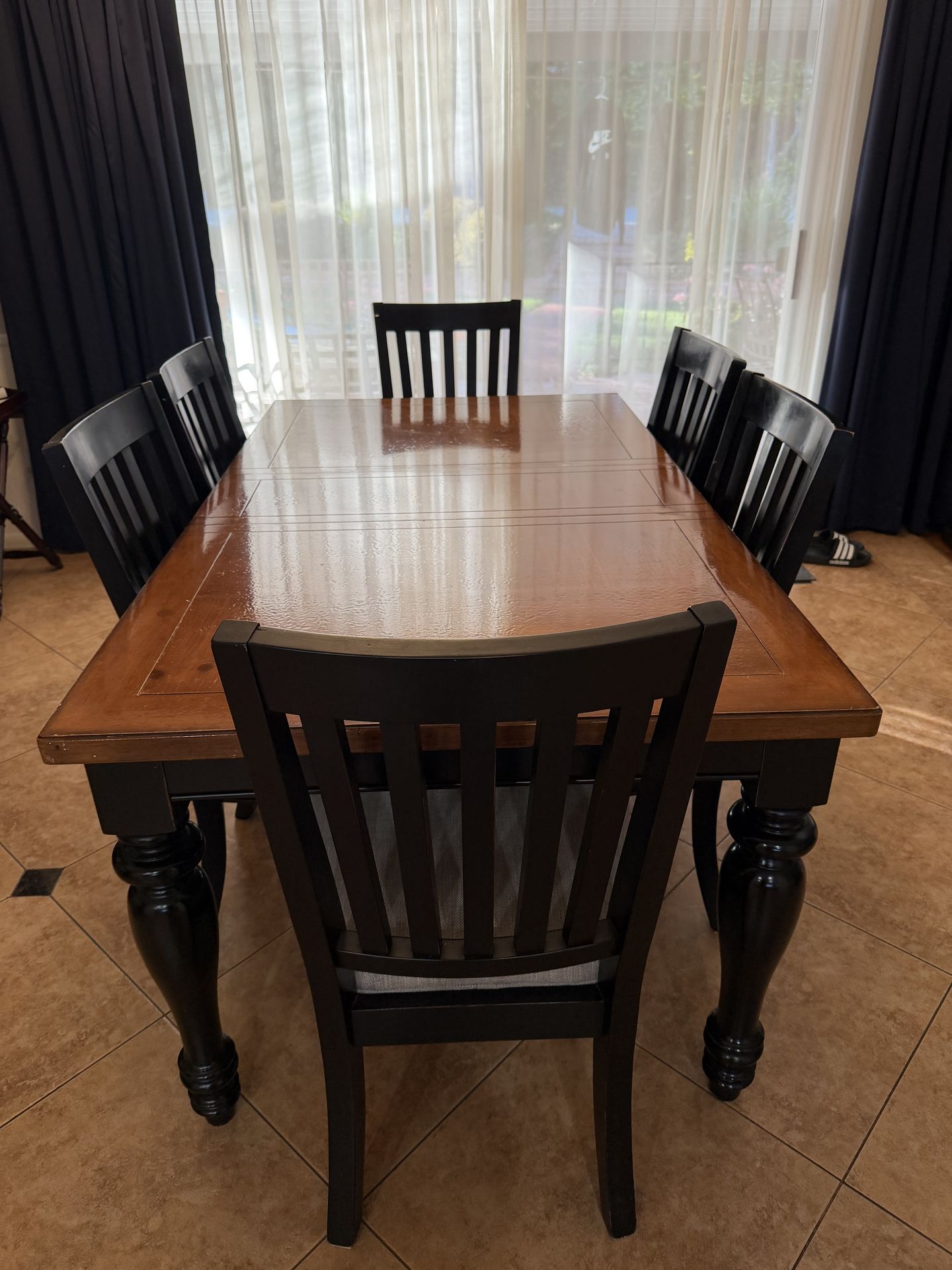 Dining table with 6 upholstered chairs