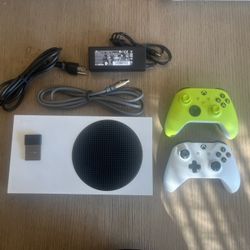 Xbox Series S With 1TB Expansion 2 Controllers and Blackshark V2 Headset