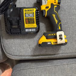 Impacto Dewalt Bateria De 2AH Y Cargador 
