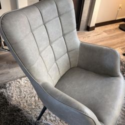 AICHELLE MID CENTURY MODERN WINGBACK CHAIR IN EXCELLENT CONDITION 🍁