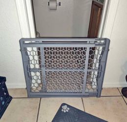 Adjustable Pet Gate / Safety Gate - Fits Openings 28” - 42”