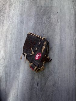 This is a Rawlings Highlight Series baseball or softball glove, featuring a prominent red and white "R" logo.