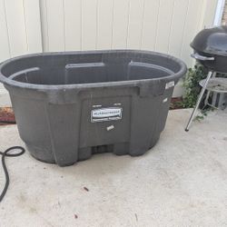 100 gallon Rubbermaid Tub