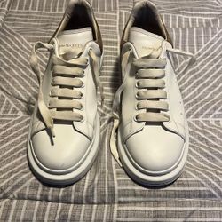 Alexander McQueen Oversized sneakers in white leather with a gold/camel heel tab