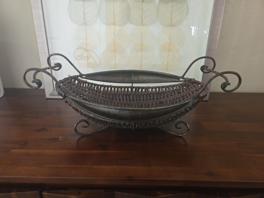 🌾 Vintage Rustic Wicker & Iron Centerpiece Basket