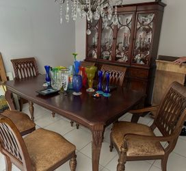 Table w 8 chairs w extender