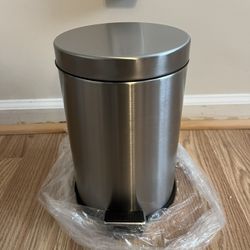 BRAND NEW STAINLESS STEEL BATHROOM TRASH CAN.  🗑️.   PEDAL FUNCTION.  LINER.  AMAZON PRICE $31.25 (SEE AD).  CLOSEOUT $15🔥🔥