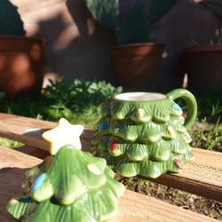 Ceramic Christmas Tree Mug + Lid — Adorable Holiday Cup 🎄