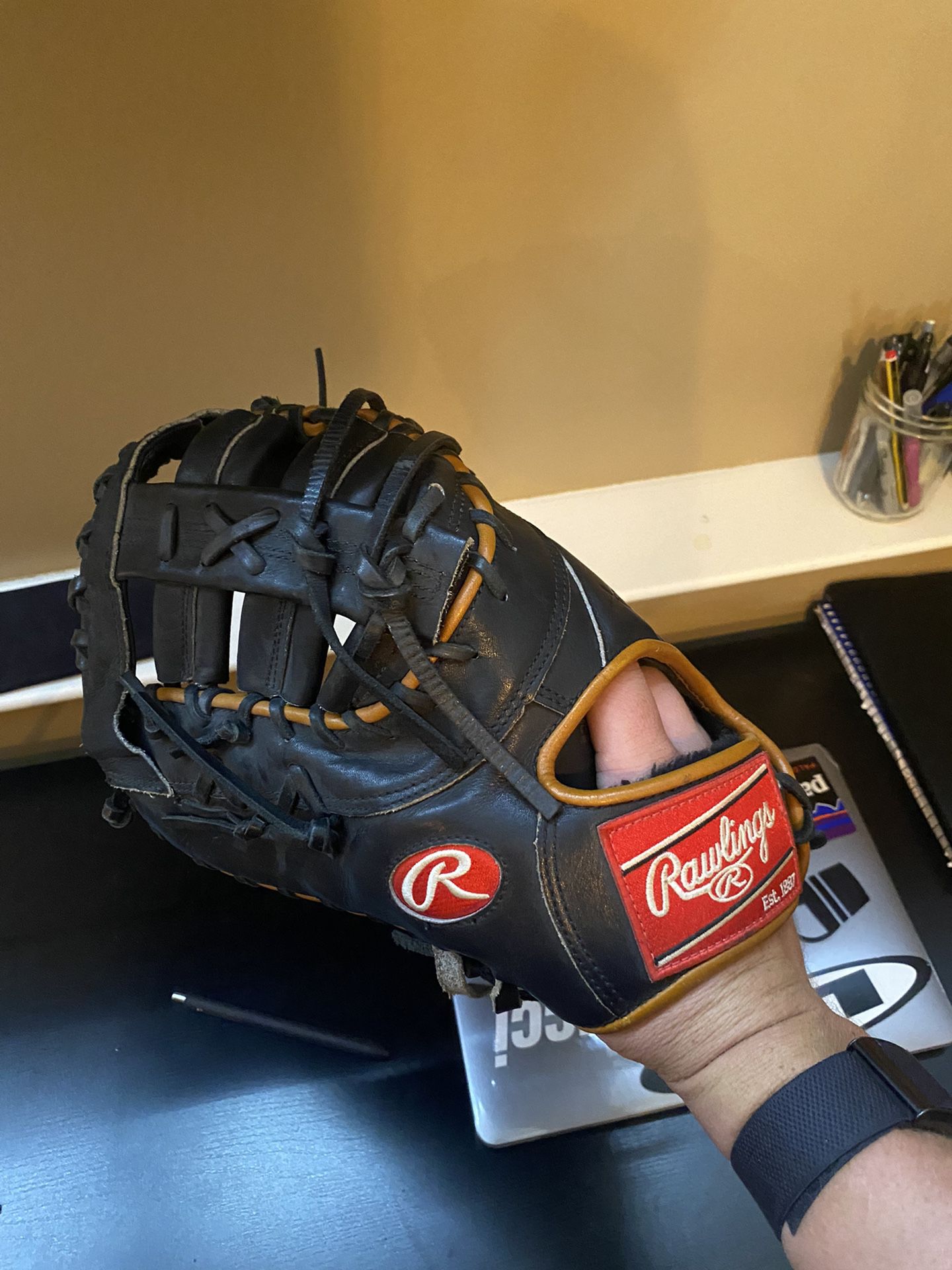 Lefty First baseman Glove (Heart Of The Hide)