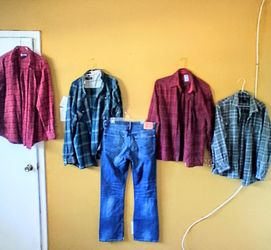 4 MEN'S (L) FLANNEL SHIRTS AND ONE PAIR OF LEVI'S 527 (36X34) GREAT CONDITION! Ropas para la trabajo solamente $15