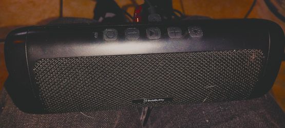 Color changing bluetooth speaker with charger and aux cord 