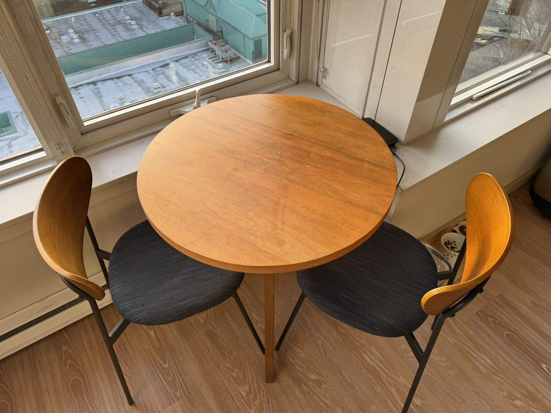 West Elm Tripod Dining Table And Chairs