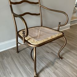 Antique chair / Silla antigua