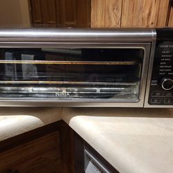 NINJA AIR FRYER / OVEN ( FLIPS UP )