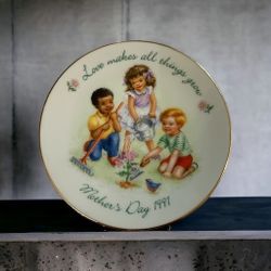 VINTAGE AVON 1991 Mothers’s Day Mini Collector Plate"Love Makes All Things Grow"