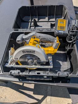 DeWalt 20V Max Cordless Circular Saw with Charger