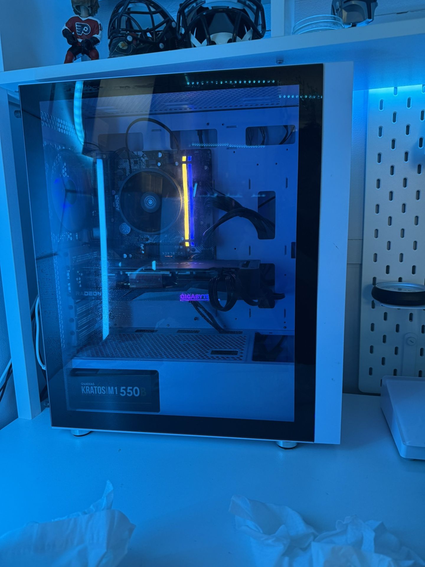 Powerful White Gaming Desktop – Ryzen 5 / 32GB RAM / RX 6750 XT / 2TB Storage + Accessories