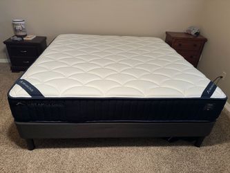 Like New Dreamcloud Classic Hybrid King Mattress
