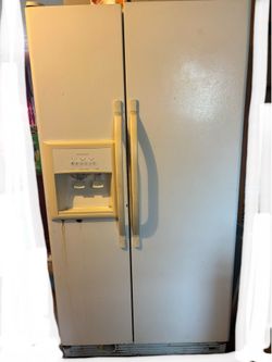 Refrigerator with ice maker
