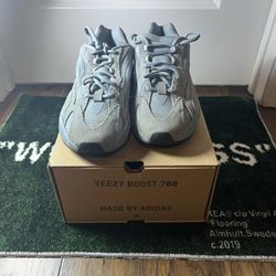 Size 9.5 Yeezy 700 Hospital Blue 