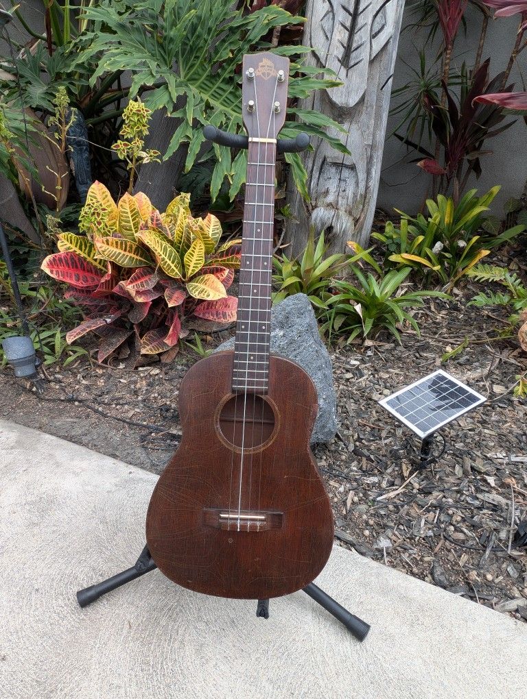 Vintage Favilla Baritone Ukulele