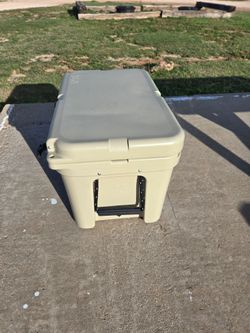 45 qt yeti cooler brand new never used