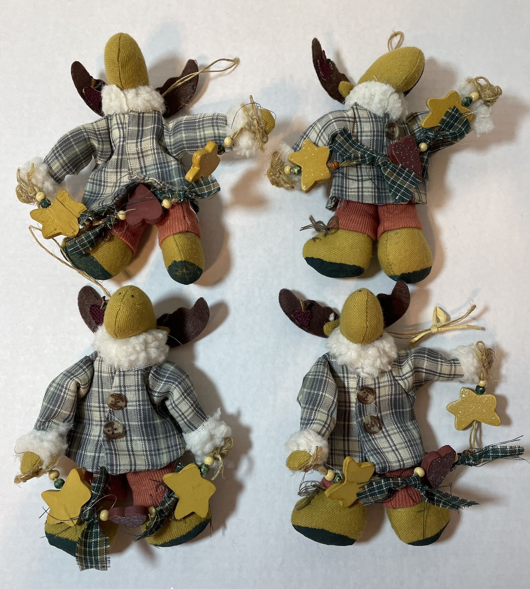 !! SET OF (4) PRIMITIVE CHRISTMAS ORNAMENTS. BETWEEN S REAL AND WILSON RD !!
