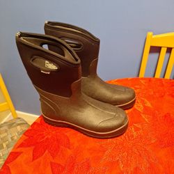 New Bogs Snow Boots  Mens Size 13 / Euro 46
