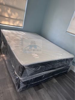Queen mattress regular set with box spring ( 2pc brand new)