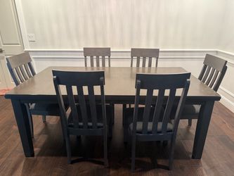 Dining Table + 6 Chairs – Excellent Condition