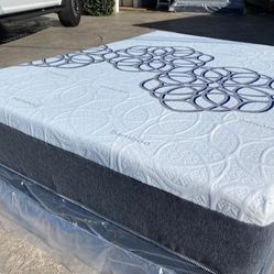 Queen Bamboo Hybrid Cool Gel Memory Foam Mattress!!