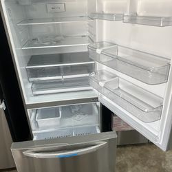 LG 33 in. W 26 cu. ft. Bottom Freezer Refrigerator w/ Multi-Air Flow and Smart Cooling in PrintProof SS