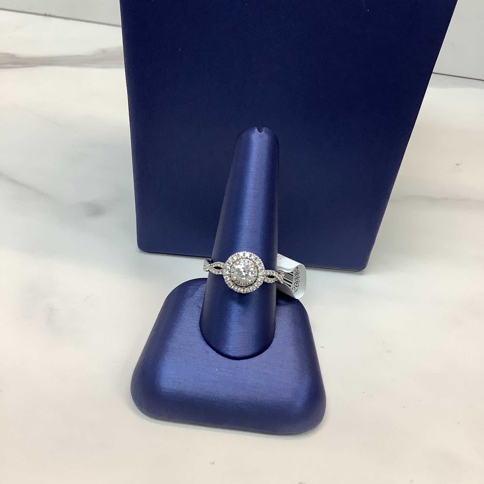 Lady’s Ring With Round Cut Diamonds