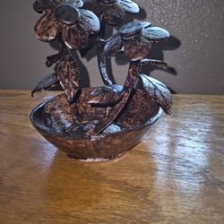 Flores, manualidades echas con cascara de coco. 